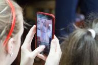 «Речь не шла о запрете». В Минобразования прокомментировали вопрос о мобильниках в школах