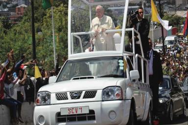 Папа Римский «пересел» на бюджетный пикап Nissan NP300