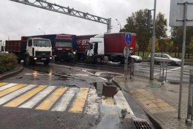 Три грузовика столкнулись в Шабанах: пробка на Партизанском