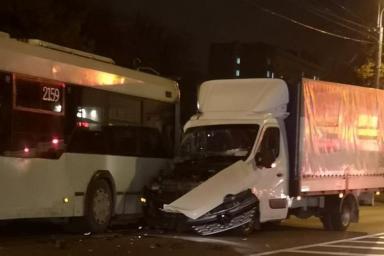 Фургон протаранил троллейбус в Минске
