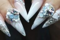  Невеста сделала свадебный маникюр с прахом покойного отца