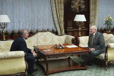 Лукашенко пошутил про грузин на черных «Волгах»