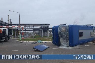 На территории Мозырского НПЗ автобус опрокинулся после столкновения с грузовиком: 1 человек погиб, 11 пострадали