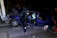 В Минске спасатели вырезали мужчину из врезавшегося в столб автомобиля