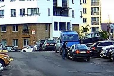 В Минске мужчина ногой разломал зеркало неправильно припаркованного автомобиля