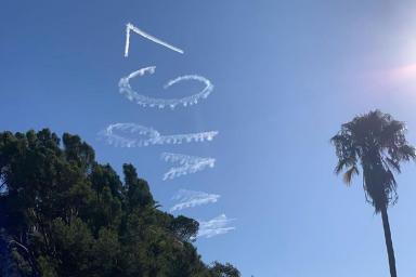 В небе над Голливудом появилась надпись в честь дня рождения Путина