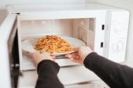 Физики развеяли мифы о вреде микроволновок
