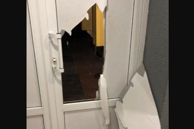 В Светлогорске мужчина пытался прорваться в закрытое кафе, проломив дверь