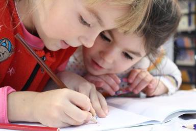 Как правильно помочь ребенку делать уроки