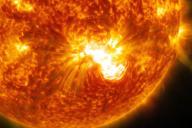 Землю накроет дождь из плазмы. К Солнцу присосался «космический клещ»