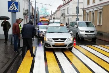 В центре Гродно такси сбило женщину-пешехода: она в больнице с переломом ноги