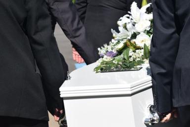 Через 7 часов после похорон «покойник» вернулся домой