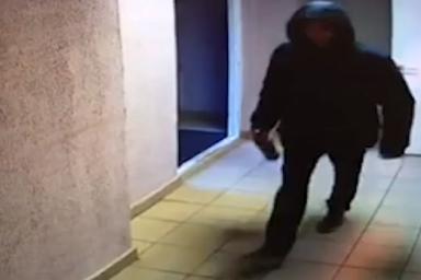 «Ходил по подъездам и дёргал за ручки»: В Минске с поличным поймали квартирного вора