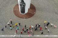 В Гродно дети поздравили матерей с предстоящим праздником, выстроившись в слово «мама» в парке