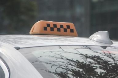 «Ударил дверь и запрыгнул на капот»: в Минске парень набросился на автомобиль такси