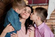 «Всегда говорю маме, что люблю ее». Мамы, дети и мужья рассказали, как поздравляют мам, жен и бабушек