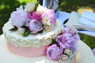 Ожидание и реальность: свадебный торт довел невесту до нервного срыва