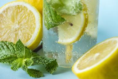 Эксперты рассказали о пользе воды с лимоном по утрам