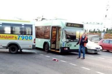 В Минске столкнулись троллейбус и маршрутка