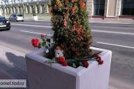 Гомельчане несут цветы к месту трагедии, где в аварии погибла учительница