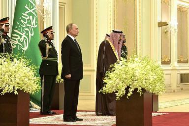 Как оркестр в Саудовской Аравии пытался сыграть гимн России. Выражение лица Путина – бесценно