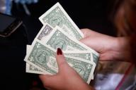 Минчанин познакомился в баре с девушкой, а та обокрала его на 1100 долларов