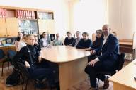 «У всех учеников мобильники, но они не мешают». Что удивило в белорусской школе британского «гуру образования»