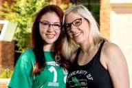 Не родительский контроль, а тяга к знаниям. Женщина ходит в один колледж со своей дочерью