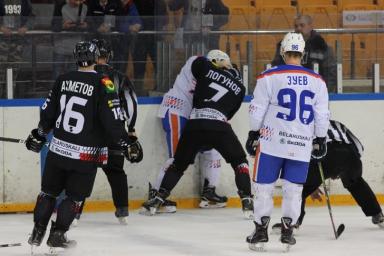 В Барановичах хоккеист обматерил зрителей и показал им неприличный жест. Они едва не расправились с ним 
