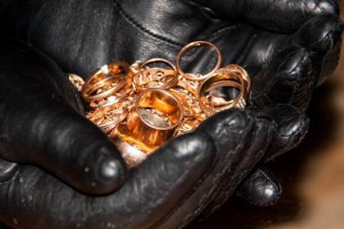 Мужчина в Верхнедвинске украл у подруги кольцо и проглотил его