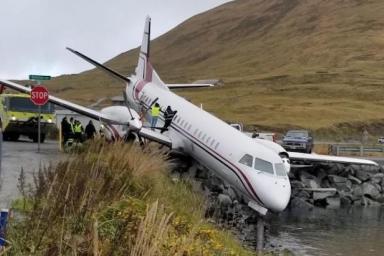Пассажирский самолет выкатился за пределы посадочной полосы и повис над водой