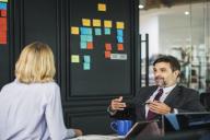 7 признаков, которые выдают влюбленного коллегу