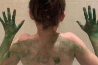 Неудачный эксперимент в области красоты. Девочка мылась в ванне и превратилась в зеленое нечто