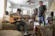 Парень был звездой школы, а стал бомжом. Но все изменилось, ведь в мире есть добрые люди