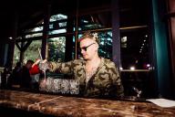 «Самые большие чаевые – 250 рублей». Бармен  отвечает на каверзные вопросы