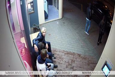 В Минске милиция нашла воров, обокравших мужчину на «умной остановке» прямо под камерами