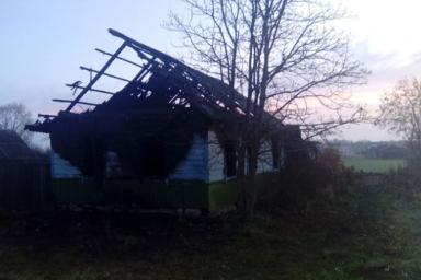В Белыничском районе внезапно сгорел дом, в котором убили семью из шести человек