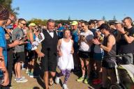 Жених и невеста превратили свадебный танец в пятикилометровый забег