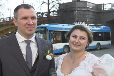 «Весь город смотрел!» По Витебску ездил свадебный троллейбус