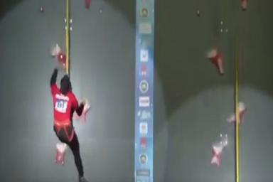 Женщина-паук за 7 секунд забралась на высоту в 15 метров