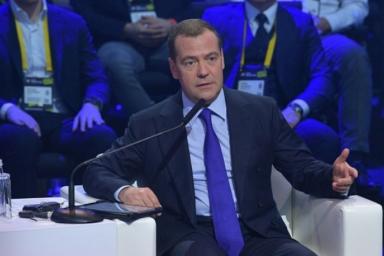 Медведев призвал россиян готовиться к переквалификации из-за роботов