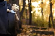 В России женщина бросила маленького сына в подъезде, оставив ему пакет с едой