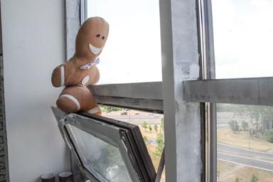 Трехлетний малыш выпал из окна многоэтажки в Минске