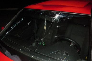 В Крупском районе мужчина разбил чужое авто деревянной скамейкой из кафе