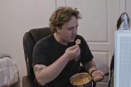 Парень 17 лет ест только макароны. Он был бы рад съесть что-то другое, но не может