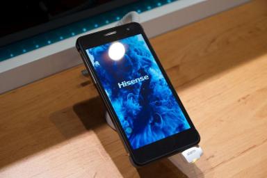 Hisense выпустит два смартфона с уникальными экранами