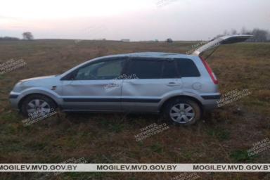 «Отвлеклась»: под Мстиславлем автоледи на Ford вылетела в поле – пострадали пассажиры