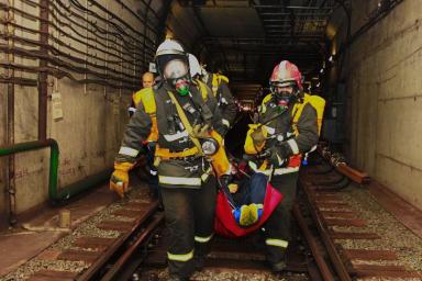 В Минске в метро бойцы МЧС спасли 2 человек и 28 эвакуировали