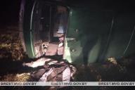 В Березовском районе микроавтобус опрокинулся в кювет: водитель погиб, пассажир в больнице