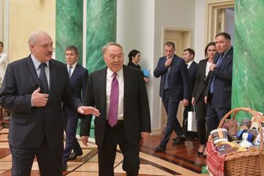 Назарбаев подарил Лукашенко ханский пояс и кинжал. Николай Лукашенко тоже получил необычный подарок